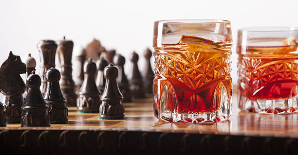 whisky i szachy - brandy bottle alcohol studio shot zdjęcia i obrazy z banku zdjęć