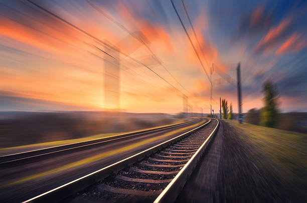 ferrovia em movimento ao pôr do sol. estação ferroviária borrada - heavy pattern industry business - fotografias e filmes do acervo