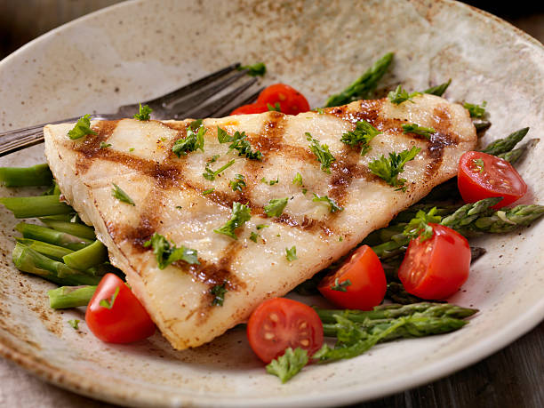 istock Grilled Halibut with Asparagus and Tomatoes 624741104