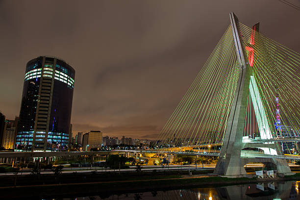 prédios e cabos ficaram na ponte são paulo brasil à noite - ponte estaiada - fotografias e filmes do acervo