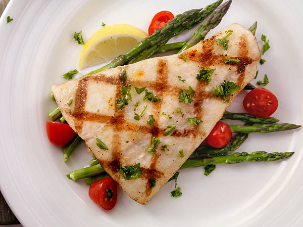 istock Grilled Halibut with Asparagus and Tomatoes 624745204