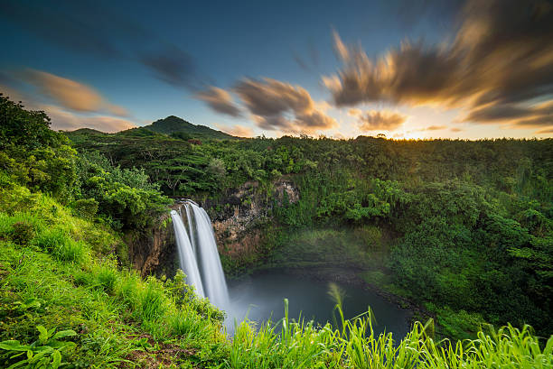 гавайи  - hawaii islands mountain kauai sea стоковые фото и изображения