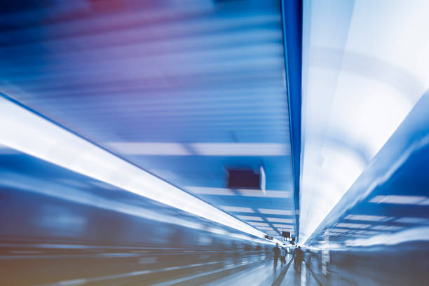 travolator sfocatura in movimento in aeroporto - moving walkway escalator airport walking foto e immagini stock