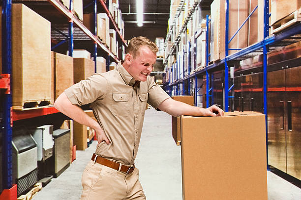 pracownik uczucia bólu pleców w magazynie - shipping room zdjęcia i obrazy z banku zdjęć