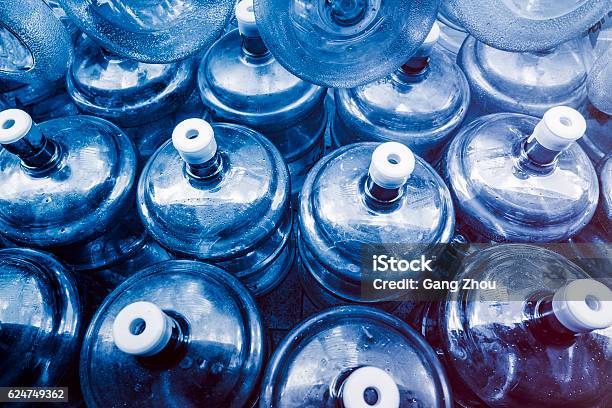 Blick Auf Die Gruppe Von Abgefülltem Wasser Stockfoto und mehr Bilder von Krug - Krug, Gallone, Liefern