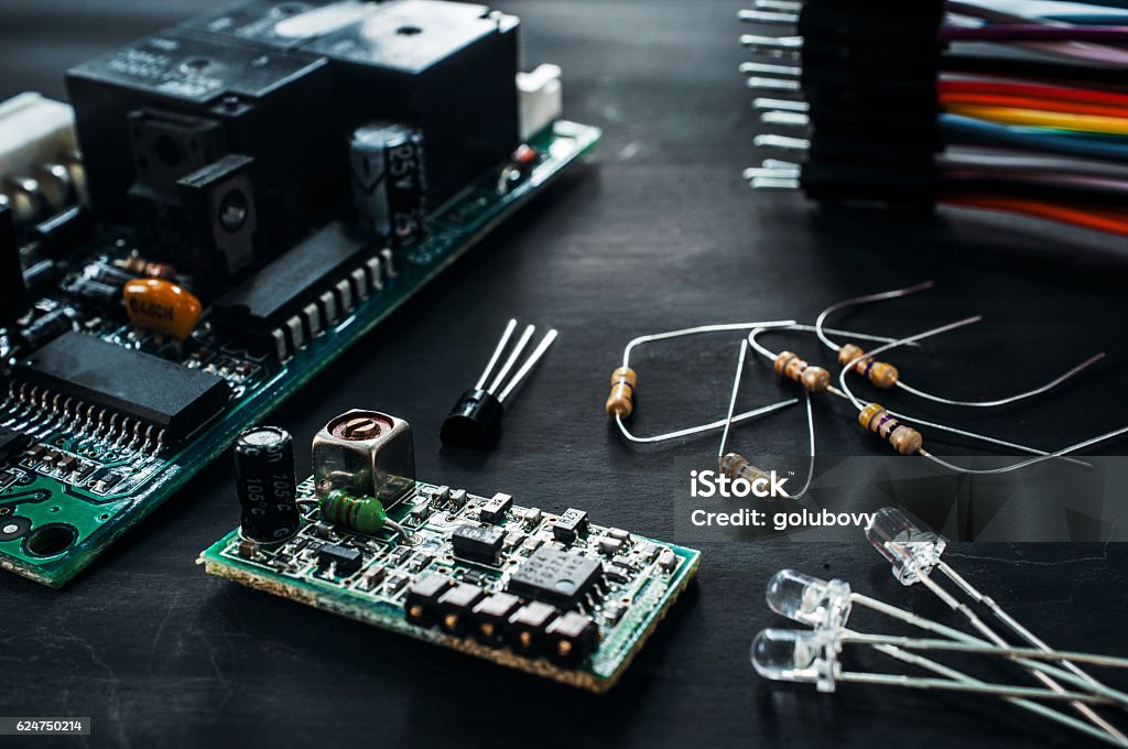 Komponenten für die Elektronikentwicklung, diy - Lizenzfrei Computerkabel Stock-Foto