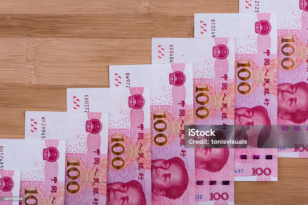 100 Roum 100 Rmb 노트 나무 배경에 상승 계단으로 위치 100에 대한 스톡 사진 및 기타 이미지 - 100, 금융, 기업 재무와 ...