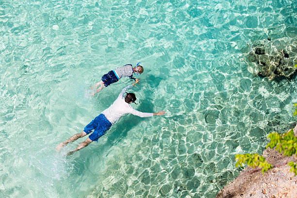 family snorkeling at caribbean - travel the americas human age viewpoint imagens e fotografias de stock