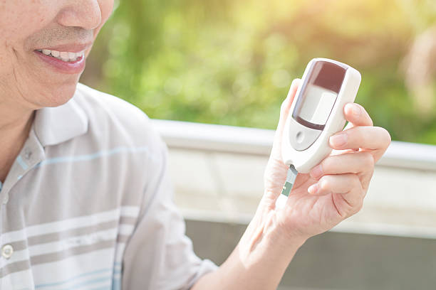 prevenzione del diabete da parte di vecchi - blood sugar test examining instrument of measurement diabetes foto e immagini stock