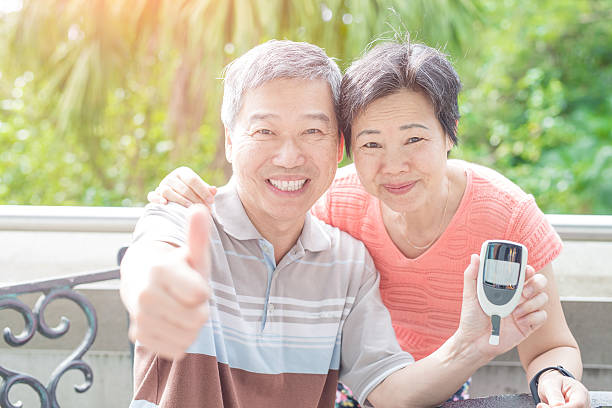 vecchia coppia prevenzione del diabete - blood sugar test examining instrument of measurement diabetes foto e immagini stock
