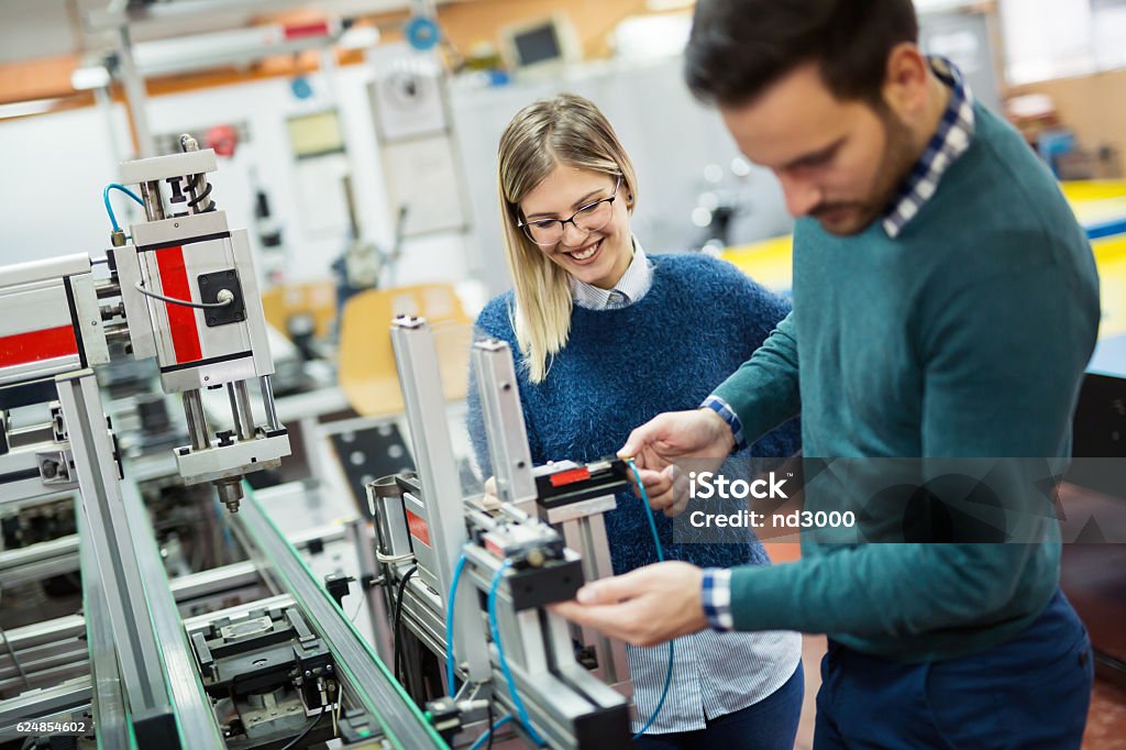 Studenten Ingenieur-Klassenprojekt - Lizenzfrei Ingenieur Stock-Foto