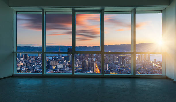 красивый ночной городской пейзаж за окнами, сан-франциско - sun lighting equipment san francisco county downtown district стоковые фото и изображения