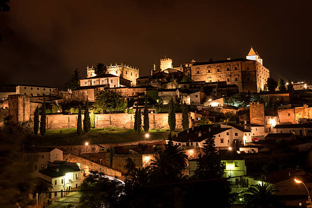 caceres, mittelalterliche stadt - large dome stock-fotos und bilder