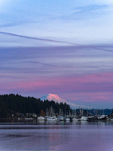 sunset at harbor with mt rainier background - water tranquil scene puget sound cloudscape imagens e fotografias de stock