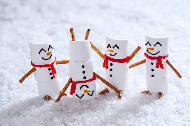 feliz e engraçado marshmallow bonecos de neve na neve - christmas snow humor winter - fotografias e filmes do acervo