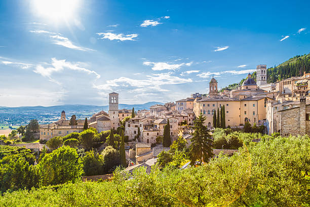 città storica di assisi, umbria, italia - unesco world heritage site cathedral christianity religion foto e immagini stock