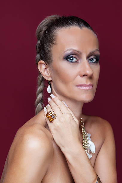 Beautiful fashion woman with makeup and golden jewelry - fotografia de stock