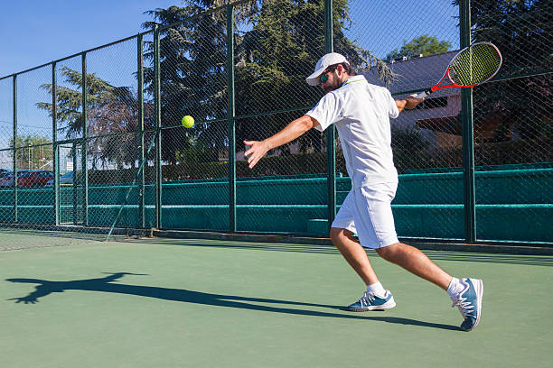 профессиональный теннисист делает кик-теннис. - tennis uniform стоковые фото и изображения