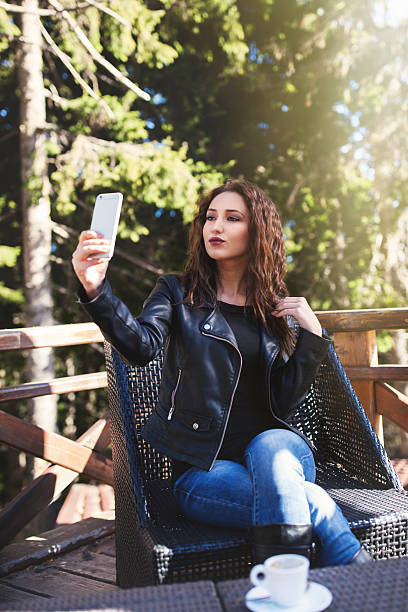 Jovem mulher tomando um selfie - fotografia de stock