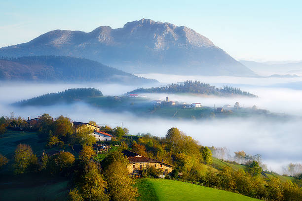 aramaio-tal mit nebel - baskenland stock-fotos und bilder