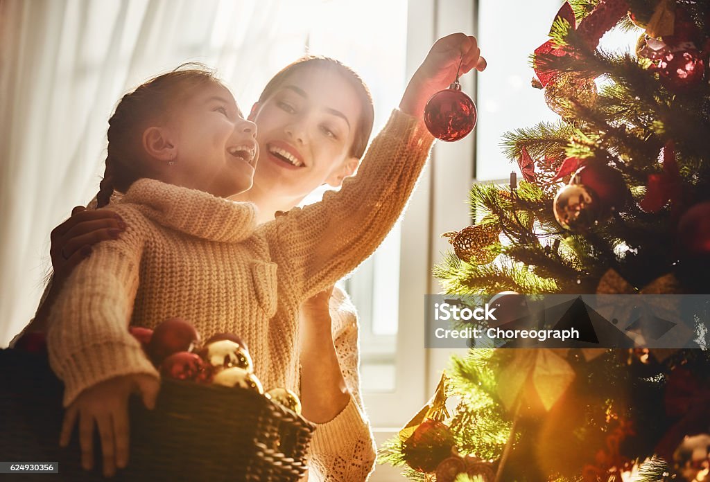 Mamma e figlia decorano l'albero di Natale - Foto stock royalty-free di Natale