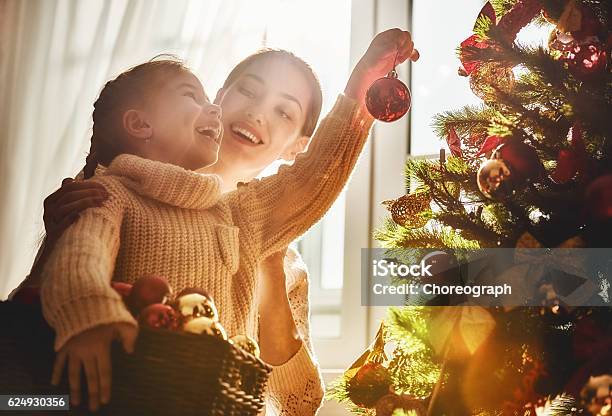 Mamma E Figlia Decorano Lalbero Di Natale - Fotografie stock e altre immagini di Natale - Natale, Famiglia, Decorare
