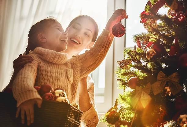 mãe e filha decoram a árvore de natal - christmas family child christmas tree - fotografias e filmes do acervo