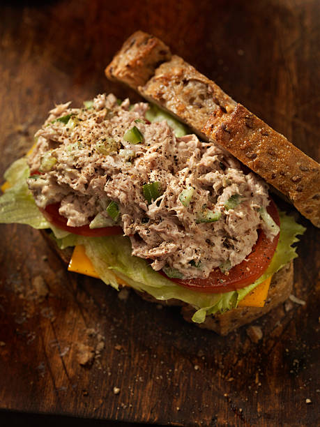 сэндвич с салатом из тунца с сыром, салатом и помидорами - sandwich tuna tuna salad sandwich salad стоковые фото и изображения