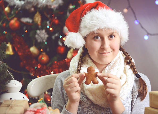 chica de navidad presenta - cake old fashioned gift women fotografías e imágenes de stock