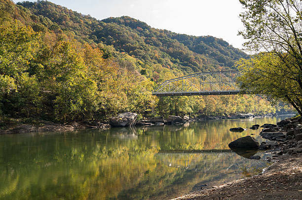 pont de la gare fayette en virginie-occidentale - rapid appalachian mountains autumn water photos et images de collection