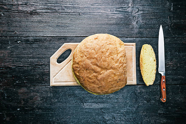 カティングパンパン - brown bread bread cutting board full length ストックフォトと画像