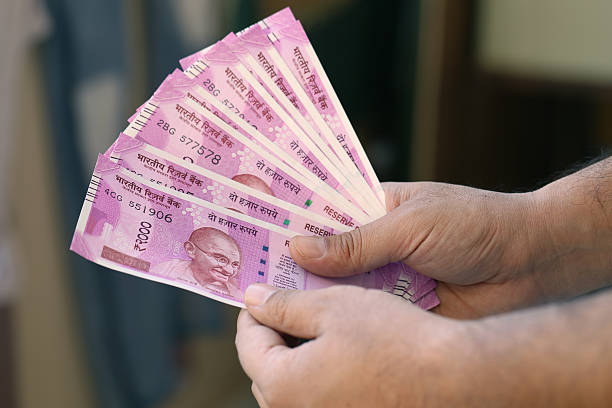 nouveau billet de monnaie indien 2000 rs - currency indian currency new finance photos et images de collection