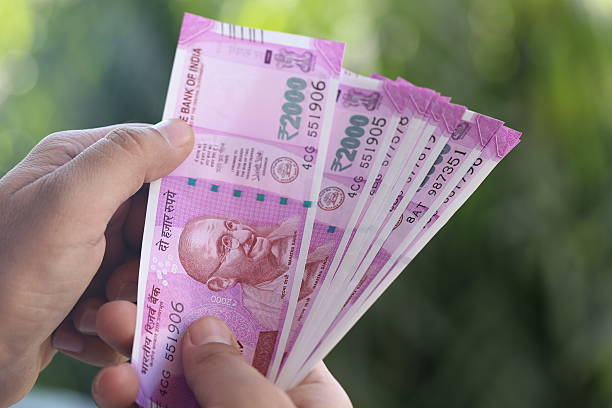 nouveau billet de monnaie indien 2000 rs - currency indian currency new finance photos et images de collection