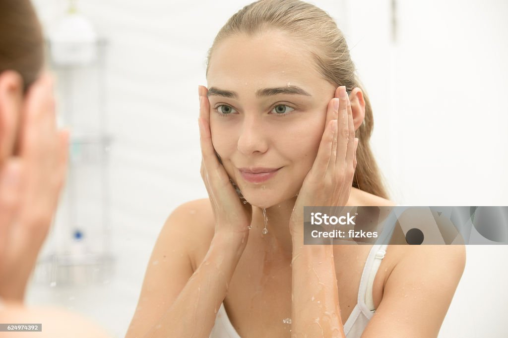 Jeune fille après s’être lavée à l’eau près de l’évier - Photo de Adolescent libre de droits