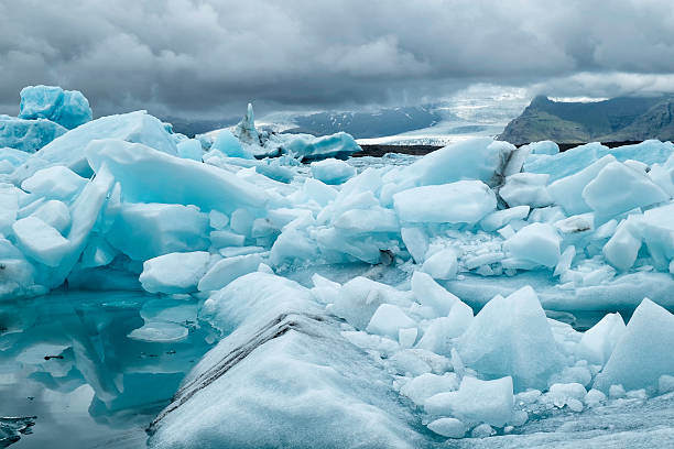 древний ледник - arctic circle wintry landscape mountain mountain range стоковые фото и изображения