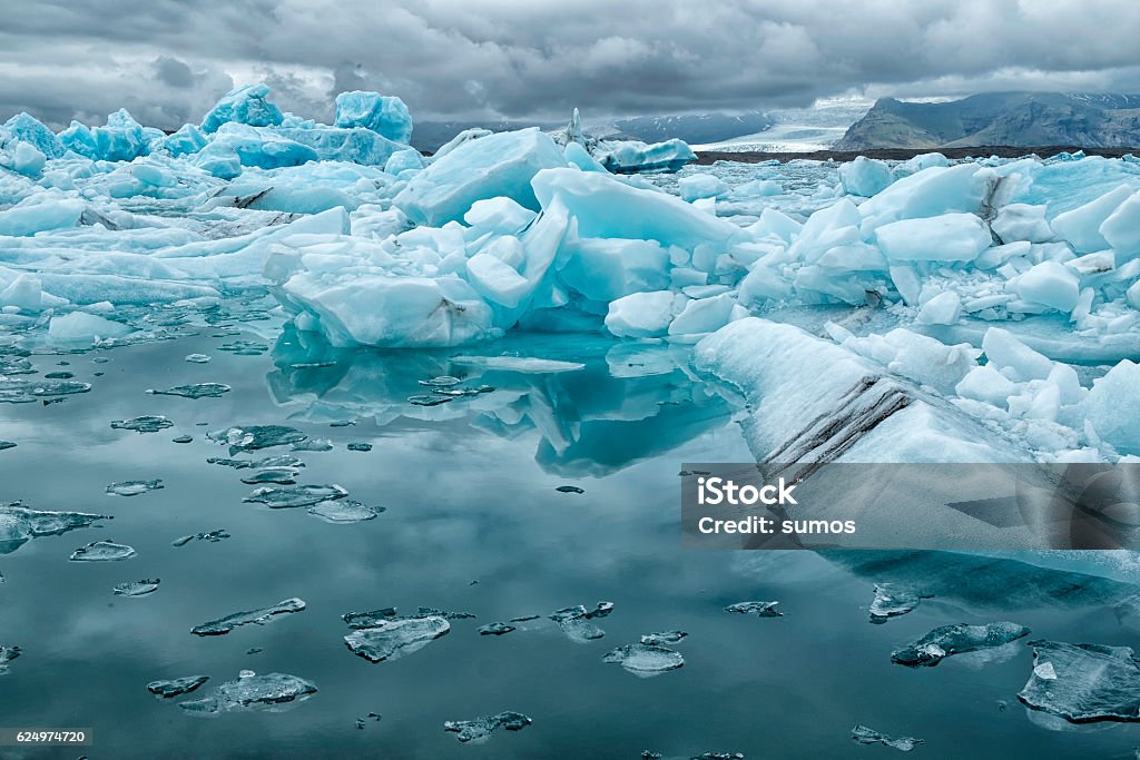 Flotter sur l'eau - Photo de Arctique libre de droits