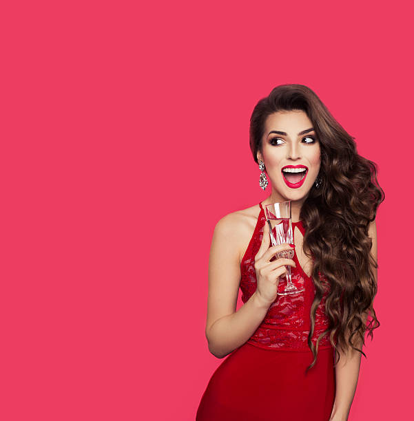 Hermosa Chica Morena En Vestido De Noche Sonriendo Y Mirando A La Izquierda Foto de stock y más banco de imágenes de Mujeres - iStock Hermosa Chica Morena En Vestido De Noche Sonriendo Y Mirando A La Izquierda Foto de stock y más banco de imágenes de Mujeres - iStock
