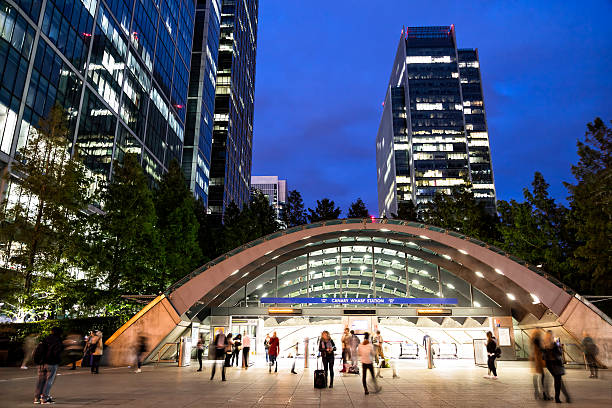 office buildings at dusk, canary wharf, london's financial district, england - urban scene commuter business station imagens e fotografias de stock