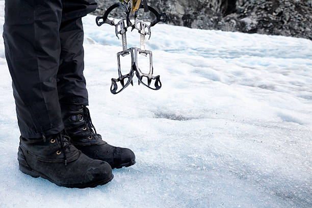 escalador de gelo na geleira franz josef na nova zelândia - new zealand ice climbing snow climbing - fotografias e filmes do acervo