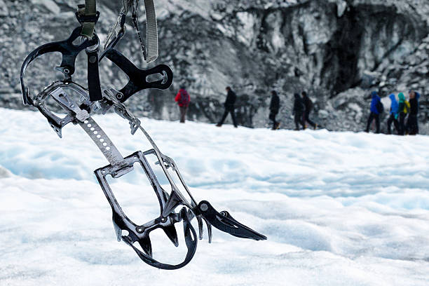 eiskletterer auf dem franz-josef-gletscher in neuseeland - new zealand ice climbing snow climbing stock-fotos und bilder