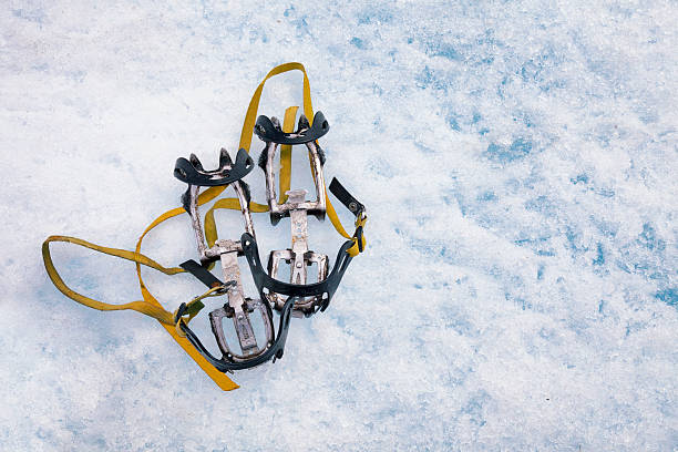 crampons auf dem franz-josef-gletscher in neuseeland - new zealand ice climbing snow climbing stock-fotos und bilder