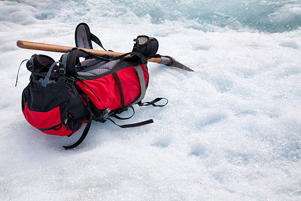 rucksack und eisaxt auf dem franz-josef-gletscher, neuseeland - new zealand ice climbing snow climbing stock-fotos und bilder