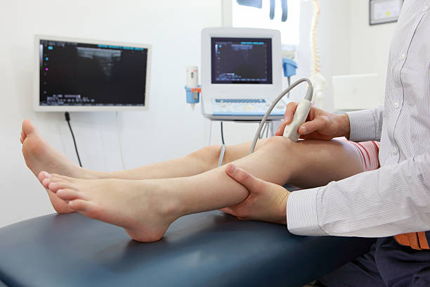초음파 of 어린이 무릎 관절-진단 - doctor human knee human leg medical exam 뉴스 사진 이미지