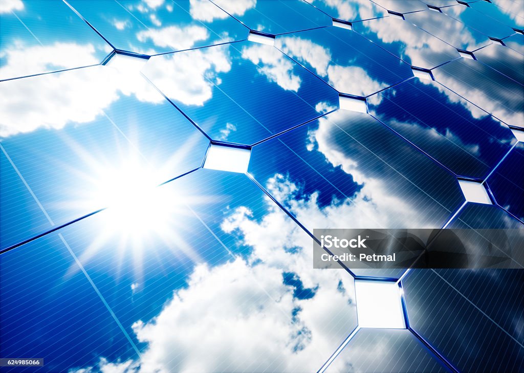 Concept d’énergie solaire. Reflet ciel bleu sur panneau photovoltaïque. - Photo de Panneau solaire libre de droits