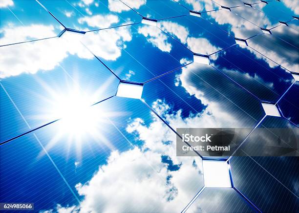 Photo libre de droit de Concept Dénergie Solaire Reflet Ciel Bleu Sur Panneau Photovoltaïque banque d'images et plus d'images libres de droit de Panneau solaire