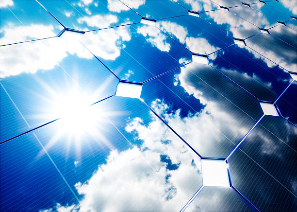 concetto di energia solare. riflesso del cielo blu sul pannello fotovoltaico. - solar power station solar energy sun clean foto e immagini stock
