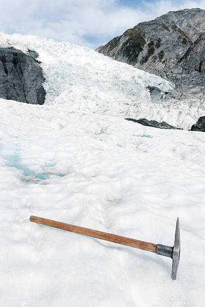 eisaxt auf dem franz-josef-gletscher in neuseeland - new zealand ice climbing snow climbing stock-fotos und bilder
