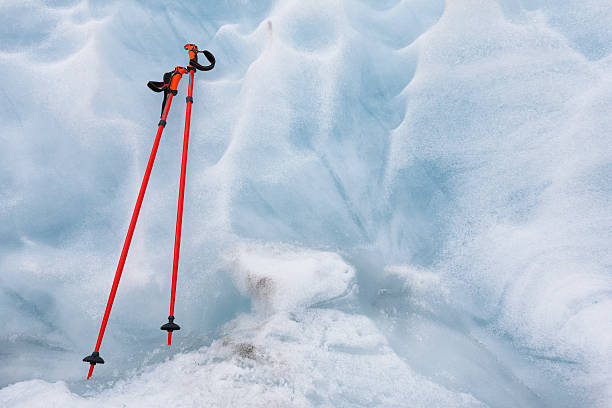 wanderstöcke auf dem franz-josef-gletscher in neuseeland - new zealand ice climbing snow climbing stock-fotos und bilder