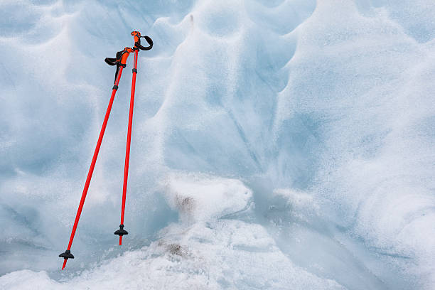 postes de caminhada na geleira franz josef na nova zelândia - new zealand ice climbing snow climbing - fotografias e filmes do acervo