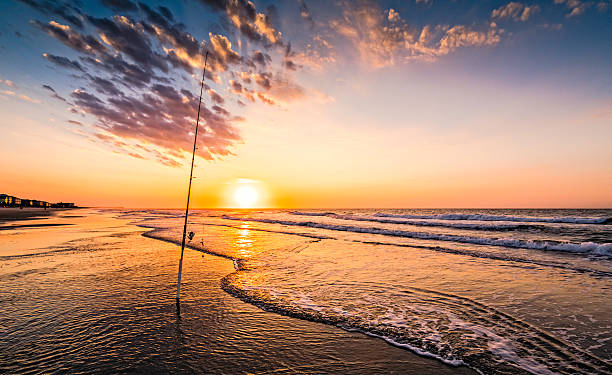 Pêche sur l'océan au lever du soleil ou au soleil couchant - Photo